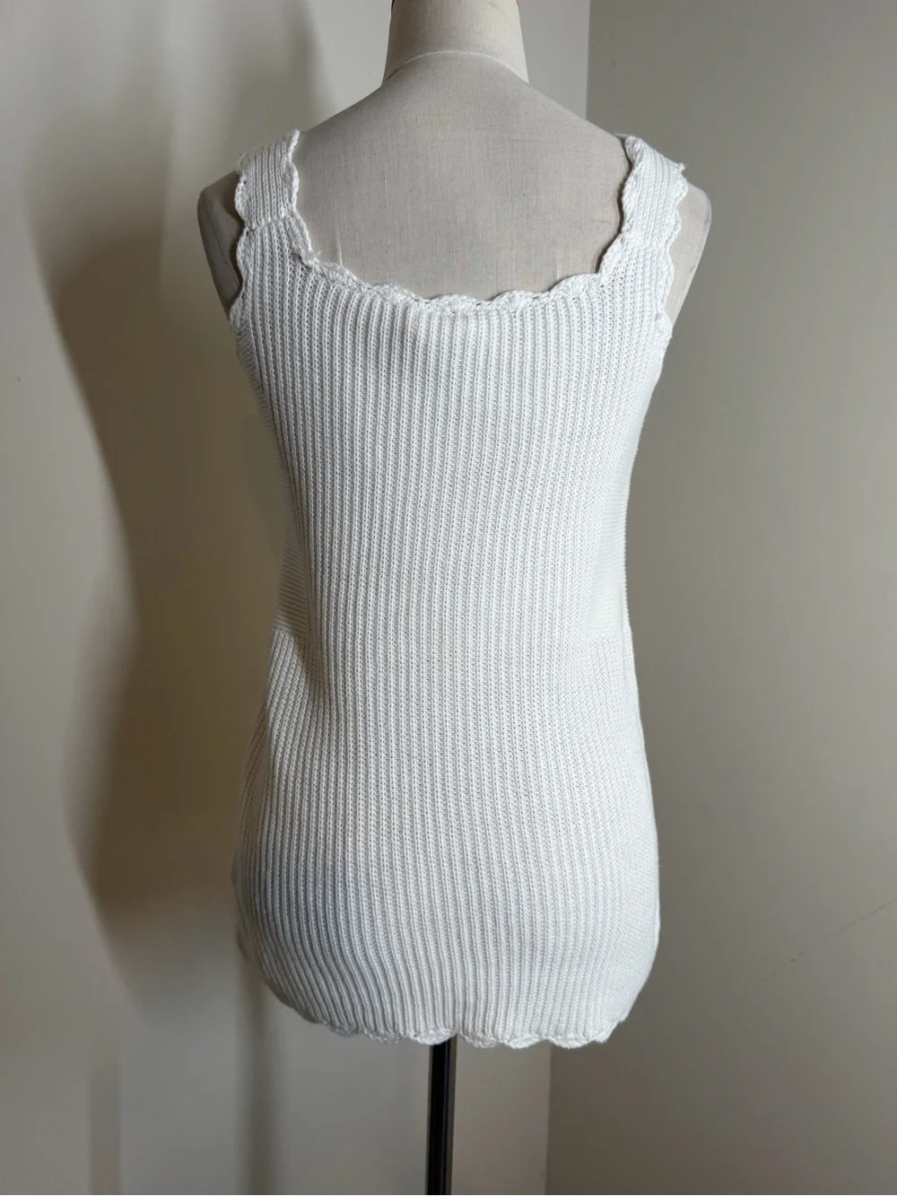 Anthropologie MOTH Women’s Newport-SZ XS- White Scalloped Knit Sweater Tank Top